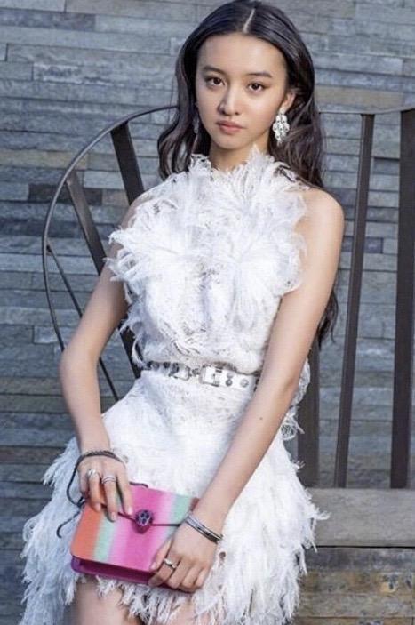 17岁木村光希造型再翻车！羽毛裙穿不出少女感，网友表示太像金星
