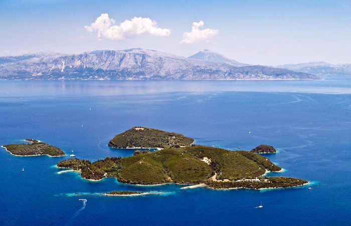 世界上最小的岛屿，人口拥挤到墓地建在隔壁小岛，娱乐也得去隔壁