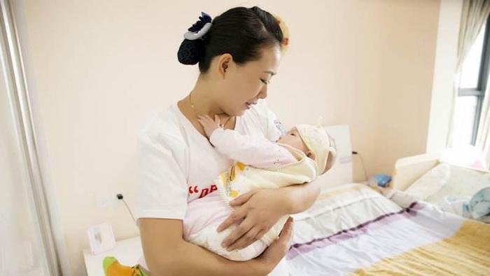 新生儿一天用多少纸尿裤，7片、20片？育婴师讲换尿不湿注意事项