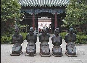 岳飞庙前跪着5个雕像，他们都是谁