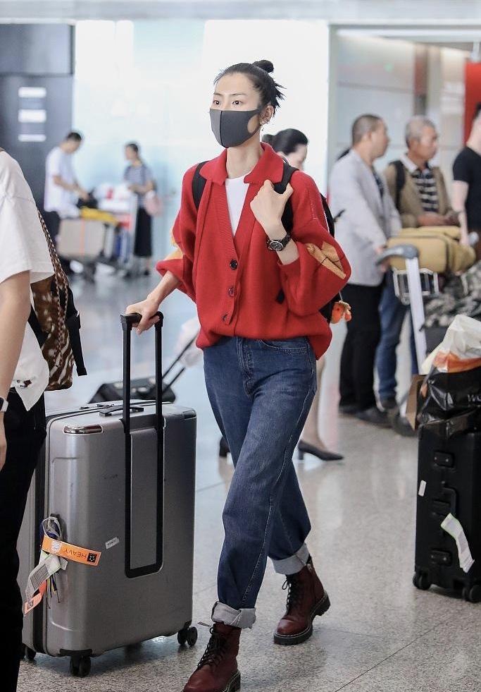 刘雯丸子头走机场，一身“超模红”满满自信，素颜也尽显女王范