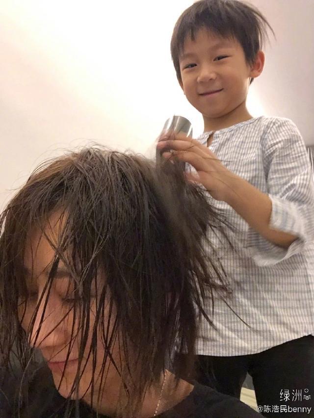 陈浩民6岁儿子变发型师，细心为蒋丽莎吹头发，面对镜头笑容可爱