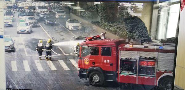 昨日武汉又发生一起汽车自燃，交警提醒车主勤保养配灭火器