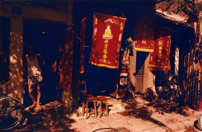 一个日本人25年前到上海，拍下罕见旧照：这里脏乱、萧条，但未来会很