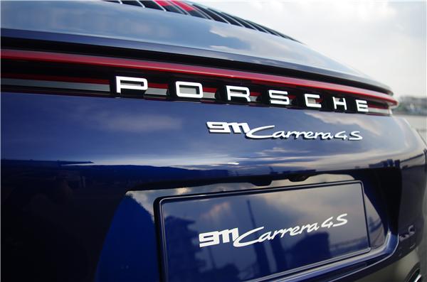 保时捷911 Carrera 4s 能满足你对跑车的所有幻想？
