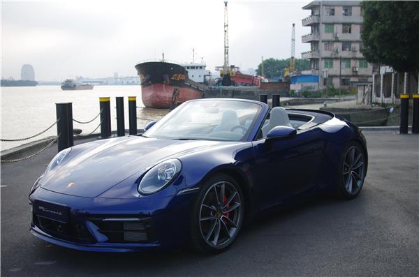 保时捷911 Carrera 4s 能满足你对跑车的所有幻想？