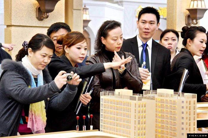从中国"冷经济"看开发商转型之困，未来房地产黄金10年如何买房？
