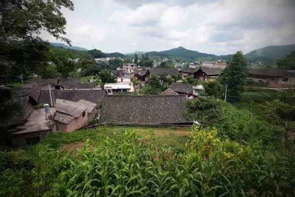 贵州现存最古老的土司马头寨，从远处看，如一只雄狮镇守在半山腰