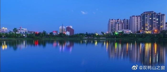【新中国成立70周年城市变迁】双鸭山市迎宾广场及滨水公园