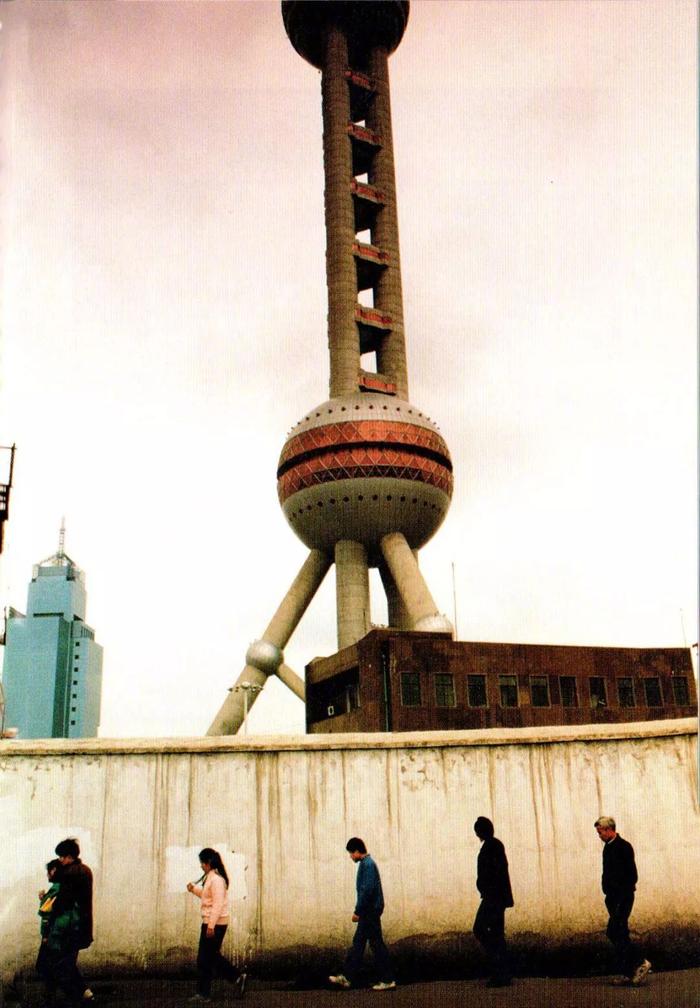 一个日本人25年前到上海，拍下罕见旧照：这里脏乱、萧条，但未来会很