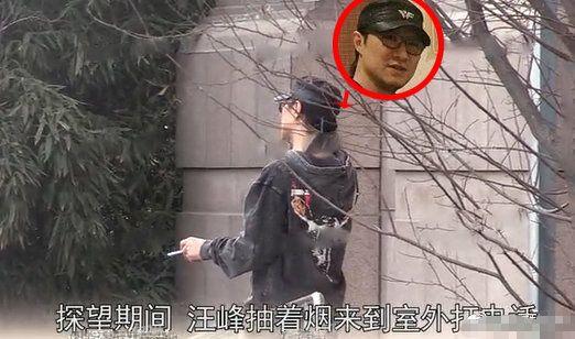 章子怡久坐月子汪峰手捧鲜花探望，抽烟打电话不及女儿有耐心?