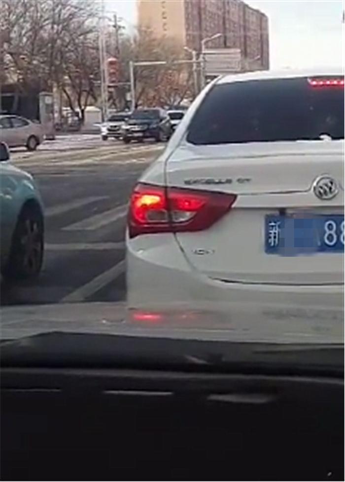 8万别克英朗现新疆街头，本不会注意，但车牌号实在太吸睛！