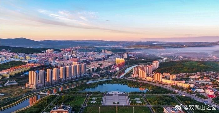 【新中国成立70周年城市变迁】双鸭山市迎宾广场及滨水公园