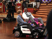 奥尼尔最大的车子，姚明坐了都不觉得挤，车身印着两个汉字