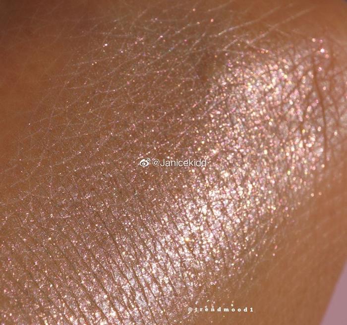 有姐妹在平论里问Fenty Beauty 新出的Diamond Bomb II 钻石高光二代