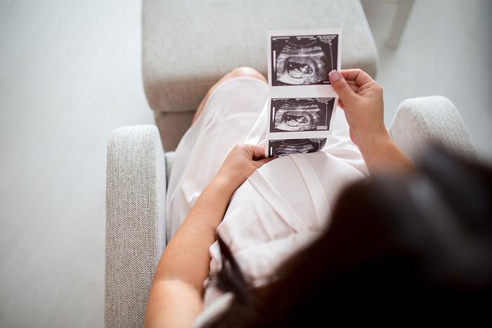 孕中期腹部发硬，准妈妈认为胎儿遇险，产检时无法淡定