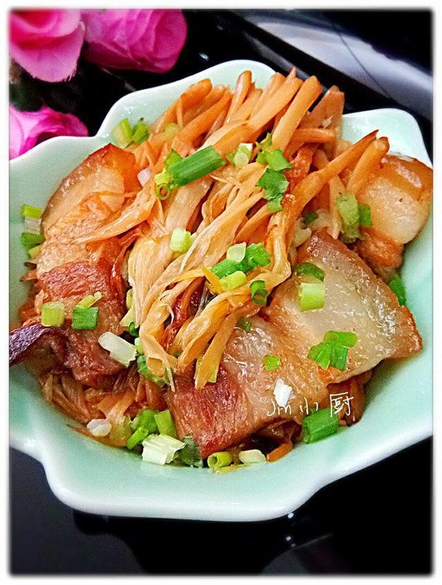 美食推荐：五花肉烧干黄花菜，手撕包菜，回锅肉的做法