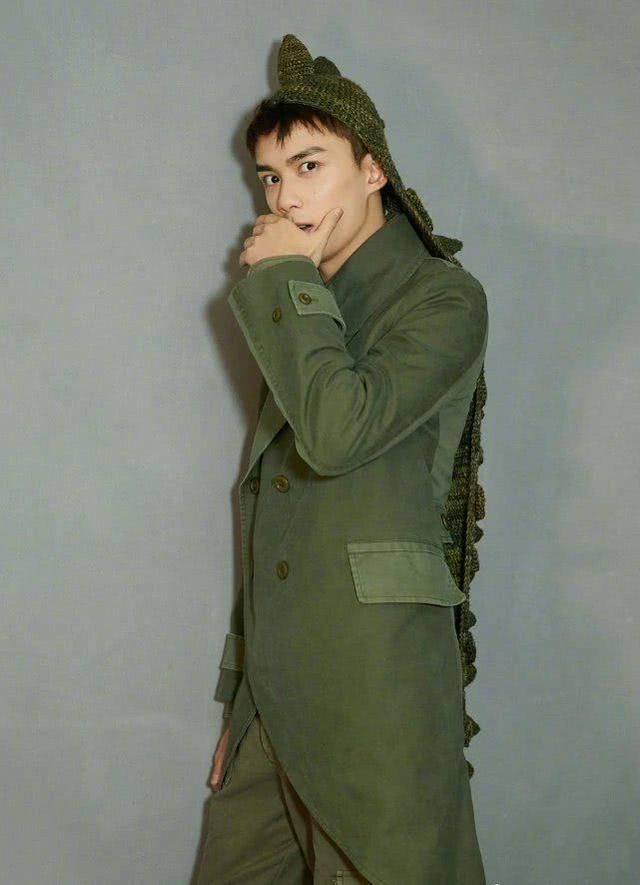 吴磊是第一个把军大衣穿成儿童装的，只因戴了顶绿帽子，太皮了