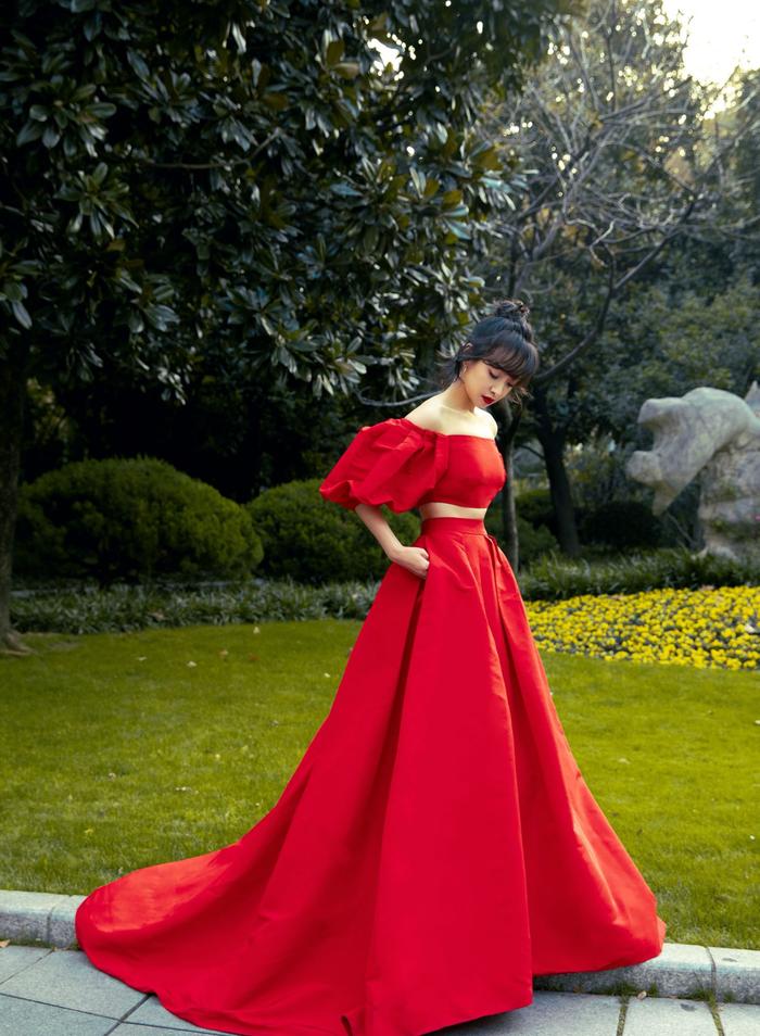 宋茜还真是会穿，明明是简单的红色裙装，却穿出不一样的美