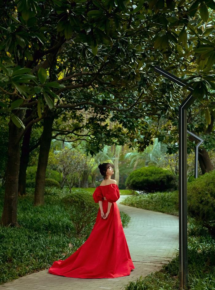 宋茜还真是会穿，明明是简单的红色裙装，却穿出不一样的美