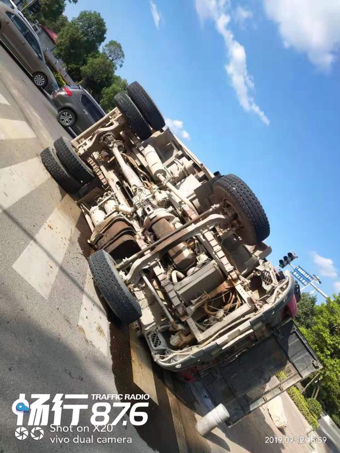 突发！福州大学路段小车与渣土车相撞