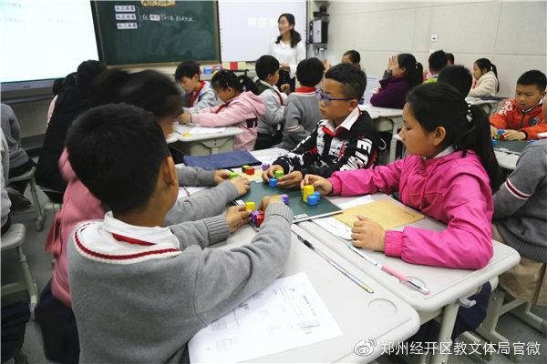 郑州经开区举行小学数学教师基本功比赛暨“学具课”研讨活动