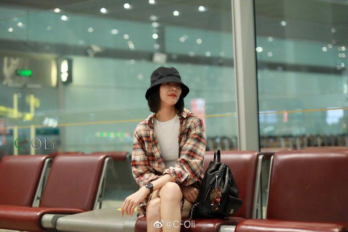 表姐 落地北京机场，格子衫、渔夫帽，依然是休闲运动范儿
