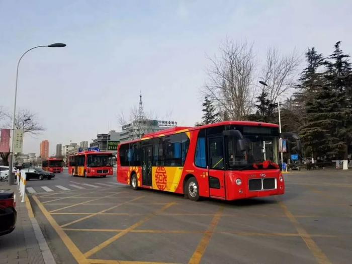 30台中国红豪华版金龙公交车穿过保定主城区，保定市民有福啦