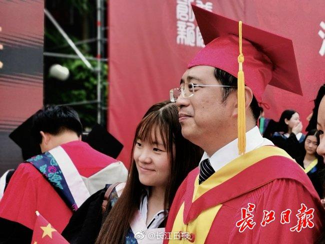 江汉大学4000名毕业生高唱《我和我的祖国》