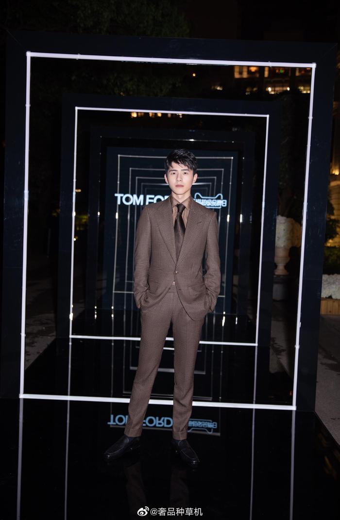 昊然迪迪为出席@TOMFORD汤姆福特 活动，身着格子西装