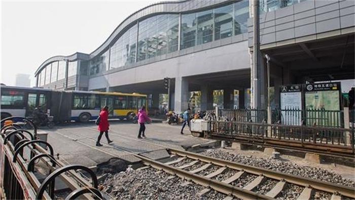 北京最繁华的商业地带，每日有火车穿街而过，如今已成回忆