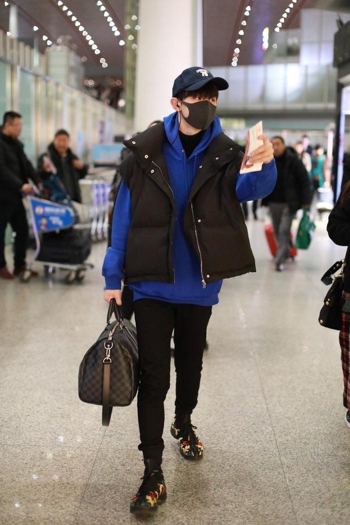 高能弟弟郭俊辰现身机场，穿着简单有型，一双“厌世眼”气场真足
