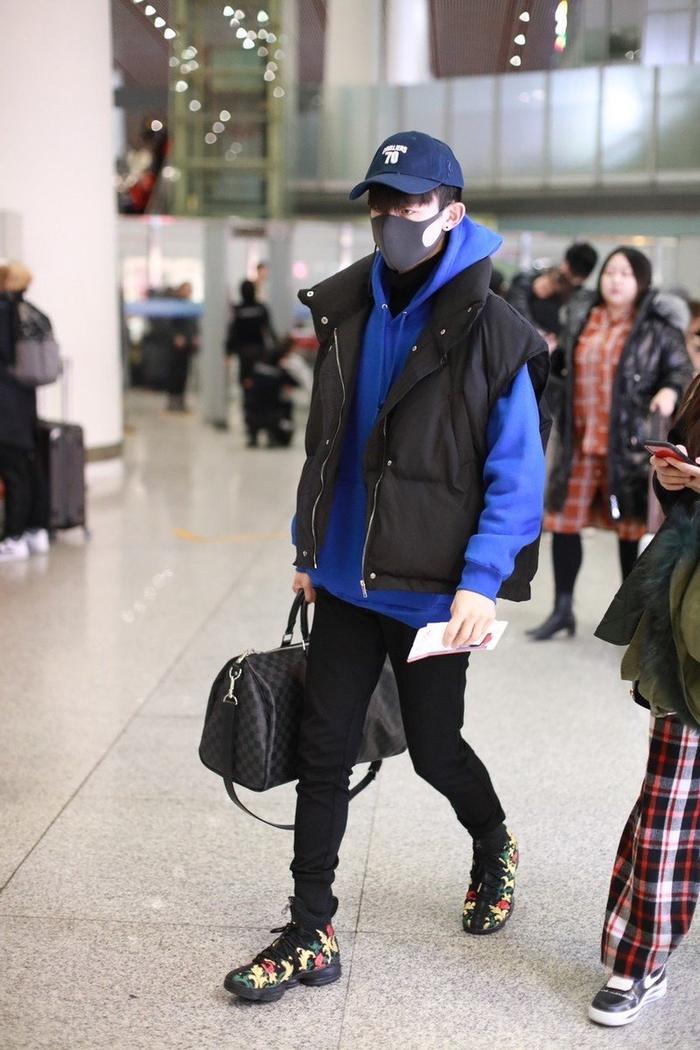 高能弟弟郭俊辰现身机场，穿着简单有型，一双“厌世眼”气场真足
