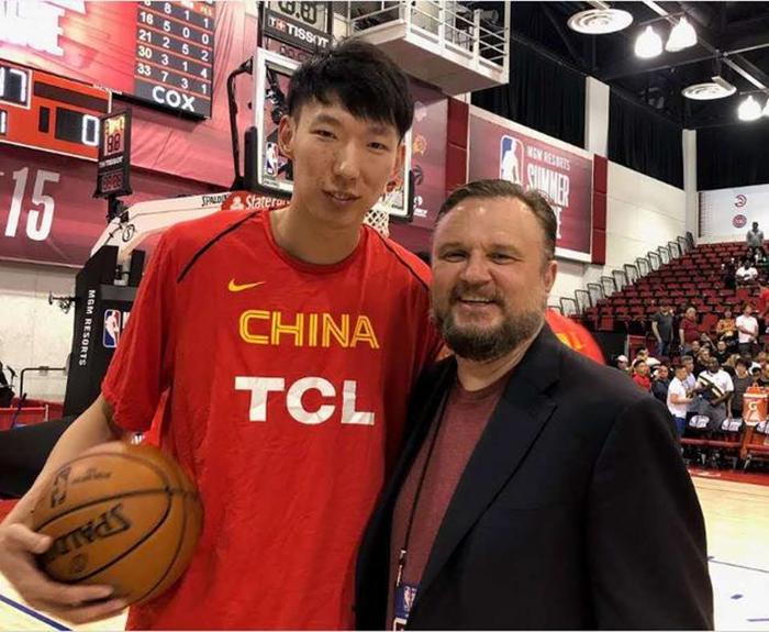 周琦用行动回应质疑！郭艾伦晃倒对手上热搜，美球迷：可去NBA