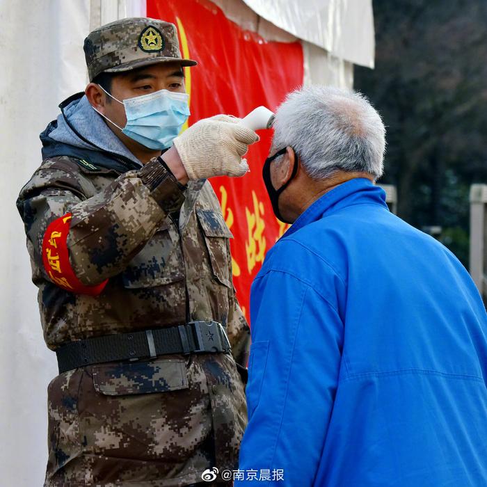 锁金村民兵轮班参与防疫值守