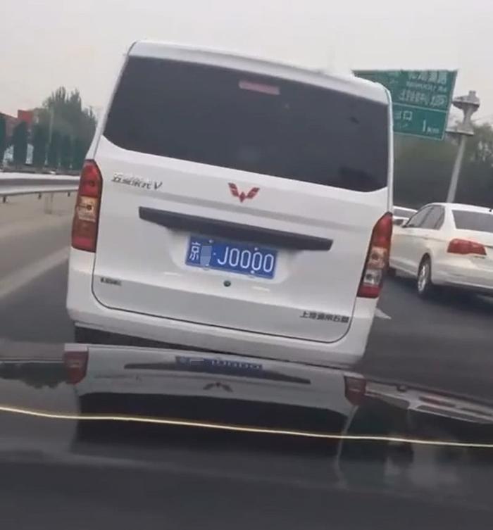 北京偶遇4连号五菱神车，当看到车牌号，网友：给辆宝马都不换！