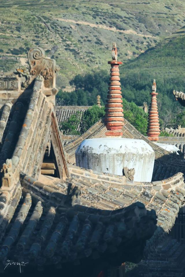 藏在青海深山里的“小故宫”，真正很古老的寺庙，国内已为数不多