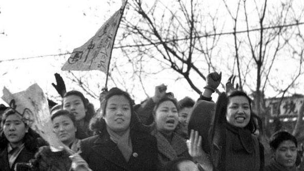 1949年，解放军进入北京城，人们人山人海举红旗欢呼