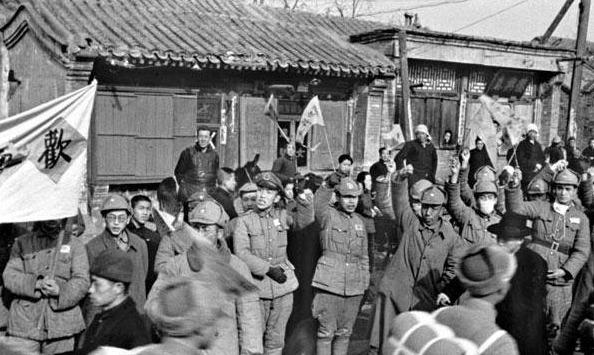 1949年，解放军进入北京城，人们人山人海举红旗欢呼