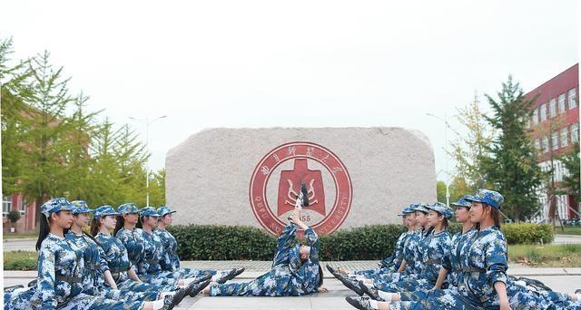 山东日照：高校军训00后舞蹈女生“一字马”显真功