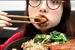 中国大胃王阿尤:美女吃烤鳗鱼,一大口咬下去嘴里全是油!