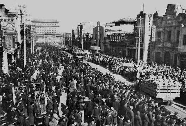 1949年，解放军进入北京城，人们人山人海举红旗欢呼