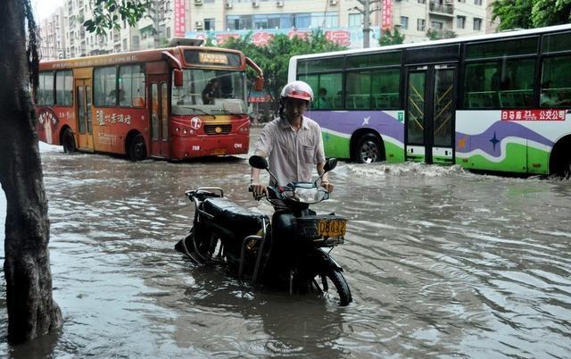 青年男子反复高热！真凶找到了，暴雨季节应警惕这个微生物感染