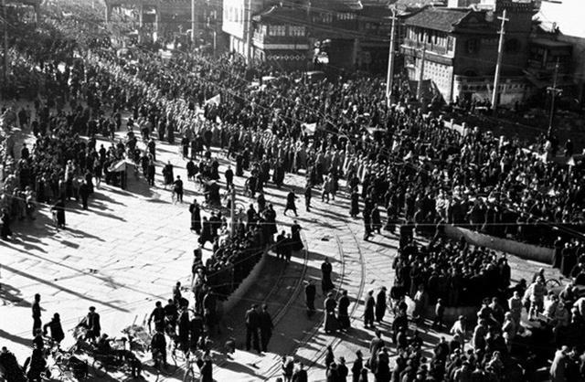 1949年，解放军进入北京城，人们人山人海举红旗欢呼