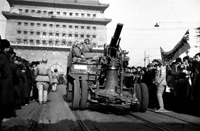 1949年，解放军进入北京城，人们人山人海举红旗欢呼