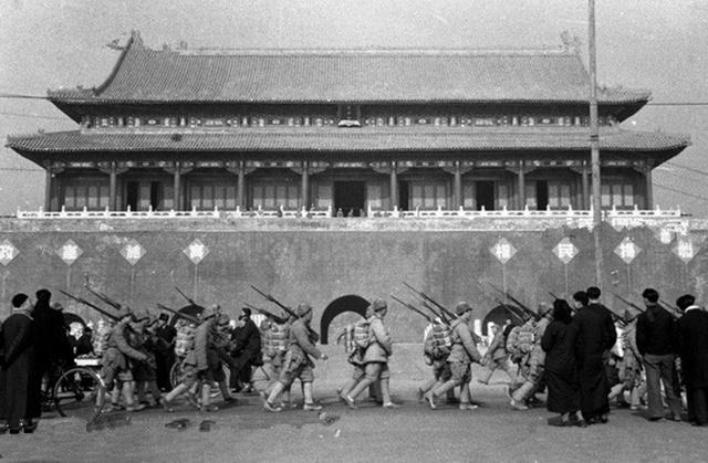 1949年，解放军进入北京城，人们人山人海举红旗欢呼