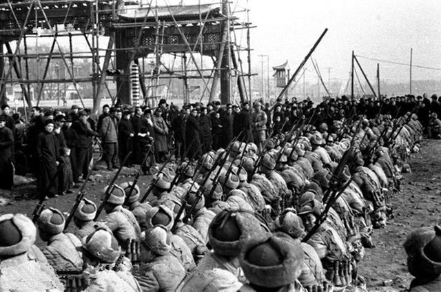 1949年，解放军进入北京城，人们人山人海举红旗欢呼