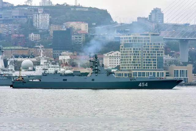 俄海军这几年为何远洋必带拖船？这次护卫舰环球航行更是寸步不离