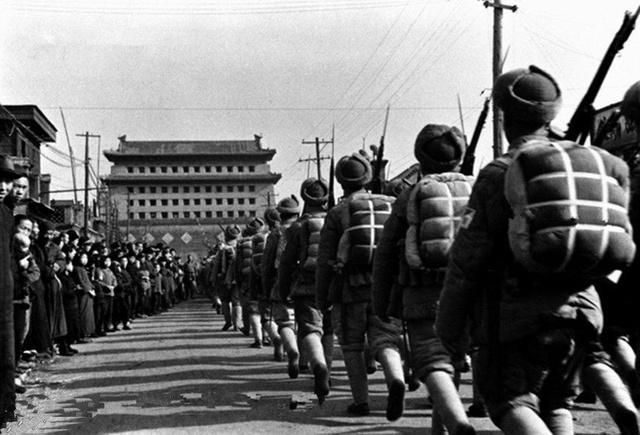 1949年，解放军进入北京城，人们人山人海举红旗欢呼