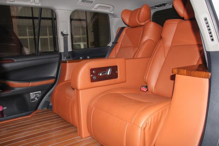 雷克萨斯570L升级限定版四座 宽敞空间展示舒适乘坐